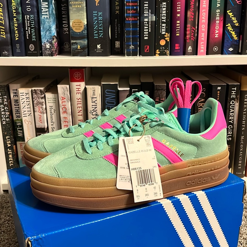 Gazelle bold NEW with tags and pink laces.